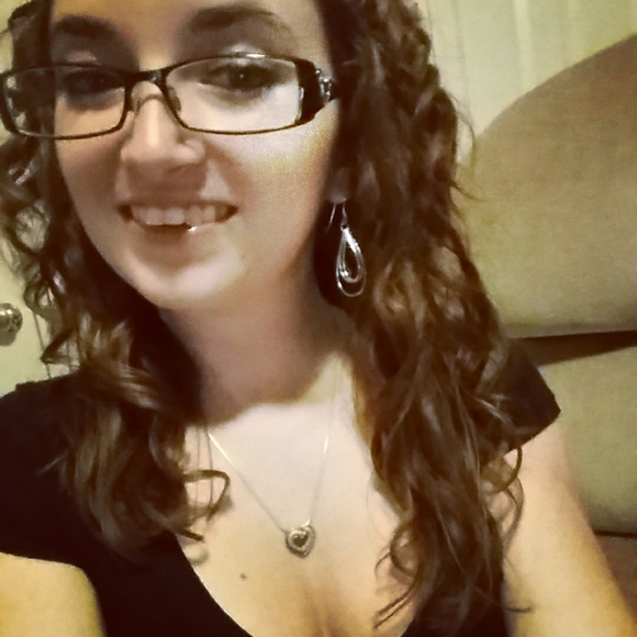 Meet your Posher, Amanda - Picture 3 of 3